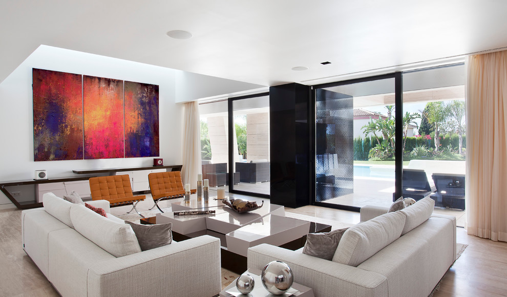 Imagen de salón para visitas abierto contemporáneo grande sin chimenea y televisor con paredes blancas y suelo de madera en tonos medios