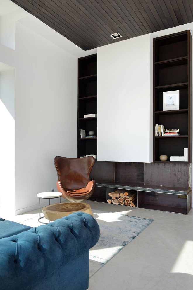 Fernseherloses Eklektisches Wohnzimmer mit weißer Wandfarbe und Betonboden in Madrid