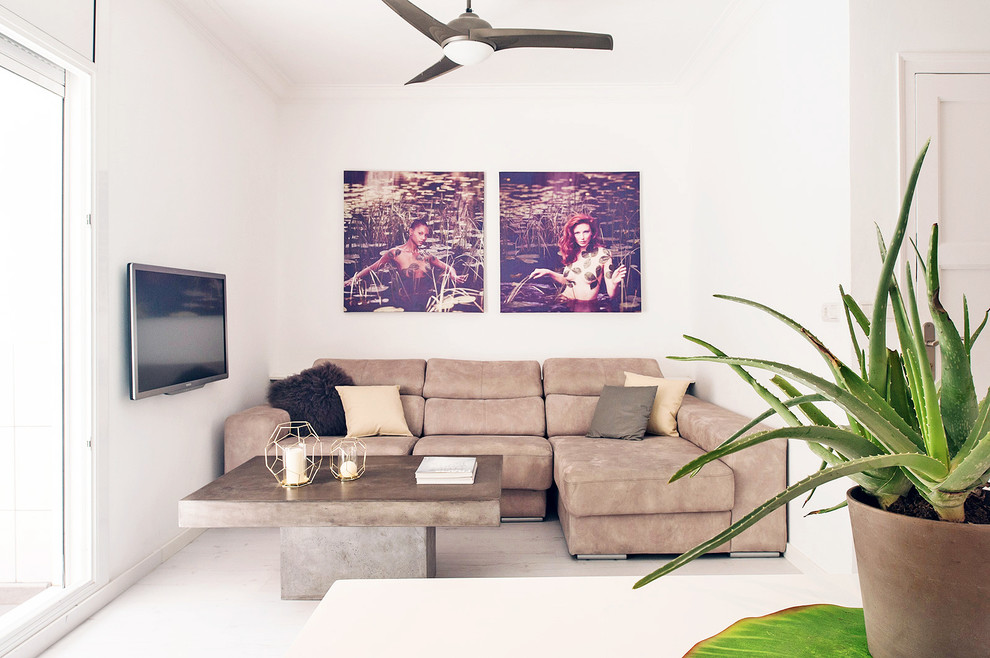 Стильный дизайн: гостиная комната в современном стиле с белыми стенами и телевизором на стене - последний тренд