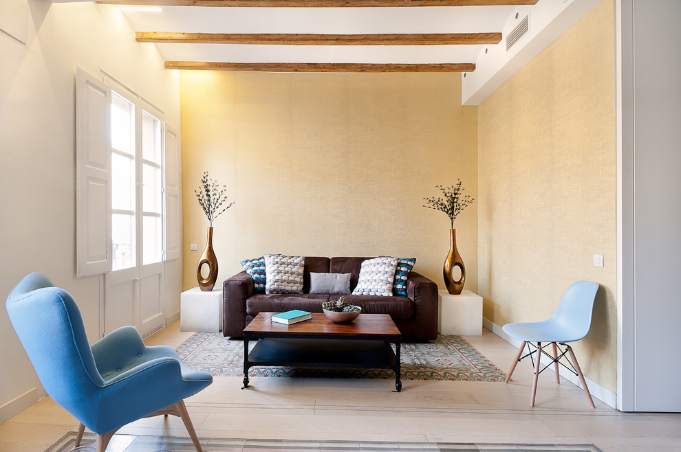 Esempio di un soggiorno design di medie dimensioni e chiuso con pareti beige, sala formale, pavimento con piastrelle in ceramica, nessun camino e nessuna TV