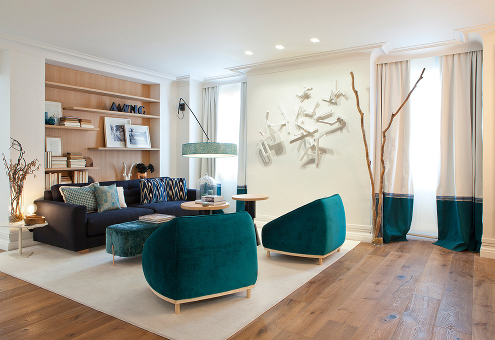 Foto di un grande soggiorno moderno aperto con sala formale, pavimento in legno massello medio, nessun camino, nessuna TV e pareti beige