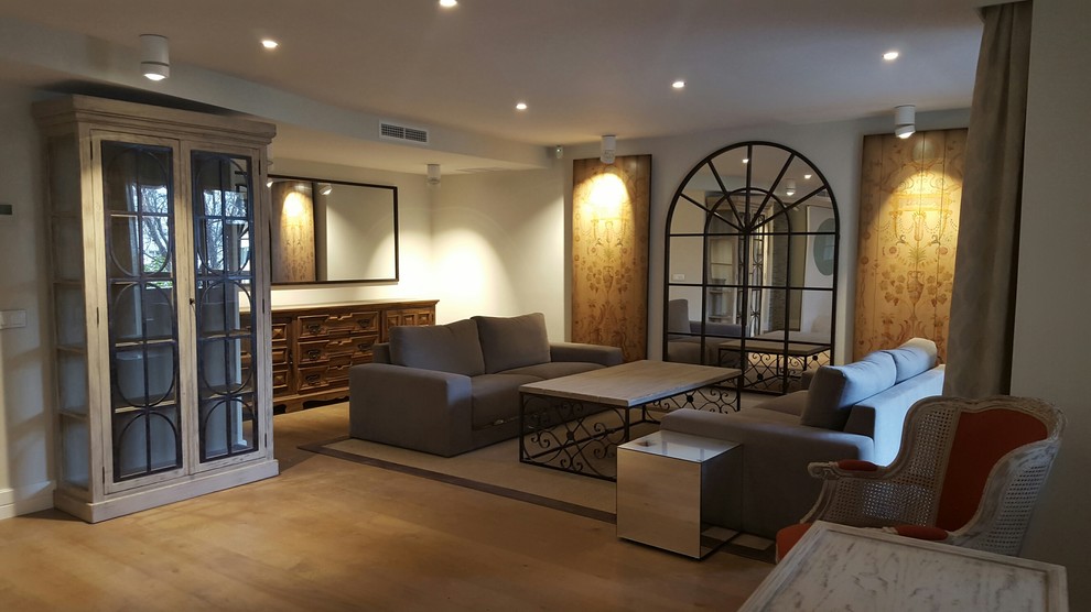 Diseño de salón abierto tradicional renovado grande con paredes blancas, suelo de madera clara y suelo beige