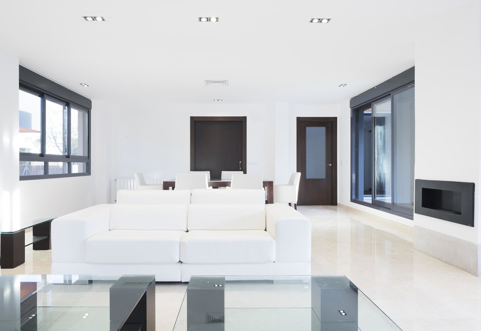 Esempio di un grande soggiorno minimalista chiuso con pareti bianche, camino lineare Ribbon, pavimento beige, pavimento in marmo e cornice del camino in metallo
