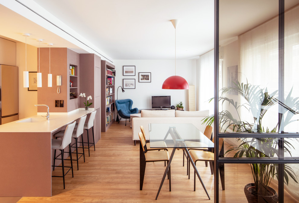 Imagen de salón abierto moderno de tamaño medio con suelo de madera en tonos medios y suelo marrón