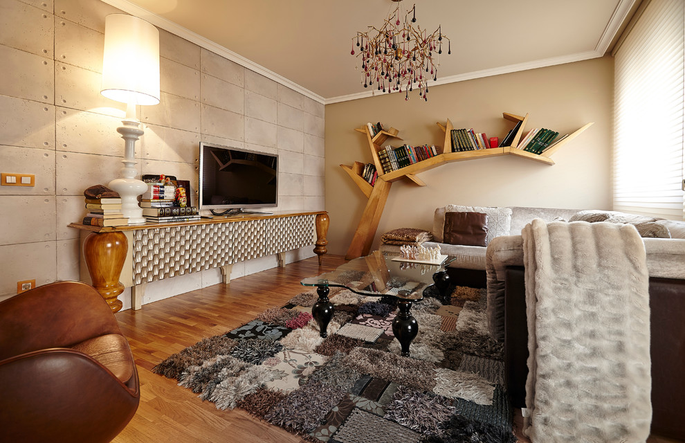 Mittelgroßes, Repräsentatives, Abgetrenntes Stilmix Wohnzimmer ohne Kamin mit beiger Wandfarbe, braunem Holzboden und freistehendem TV in Sonstige