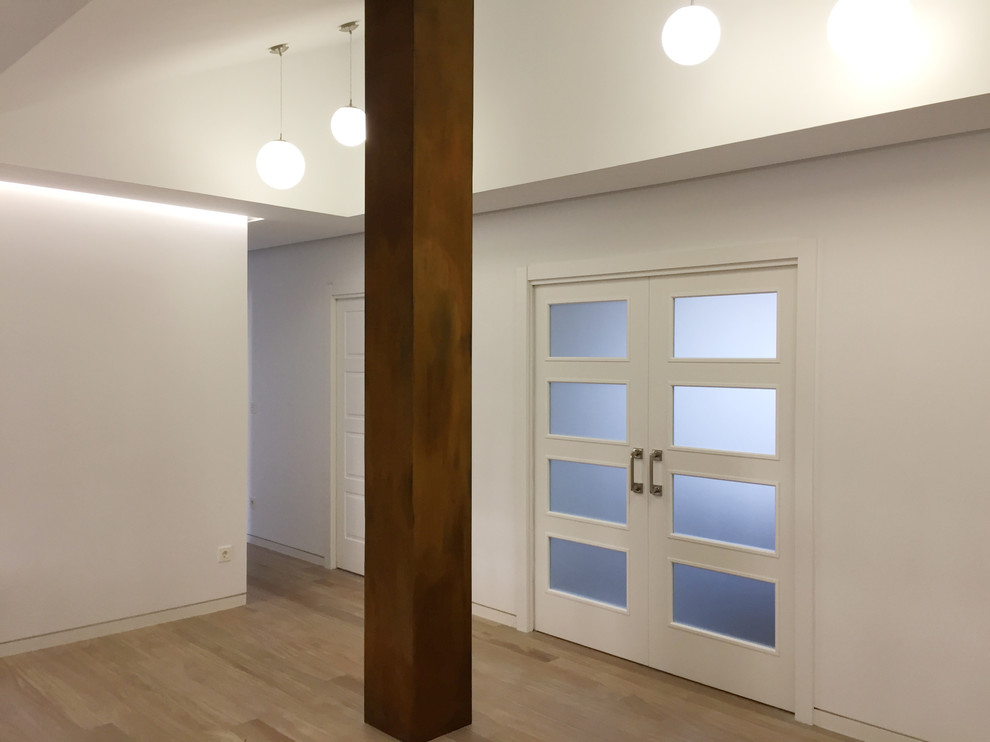 Свежая идея для дизайна: открытая гостиная комната среднего размера в средиземноморском стиле с белыми стенами и светлым паркетным полом - отличное фото интерьера