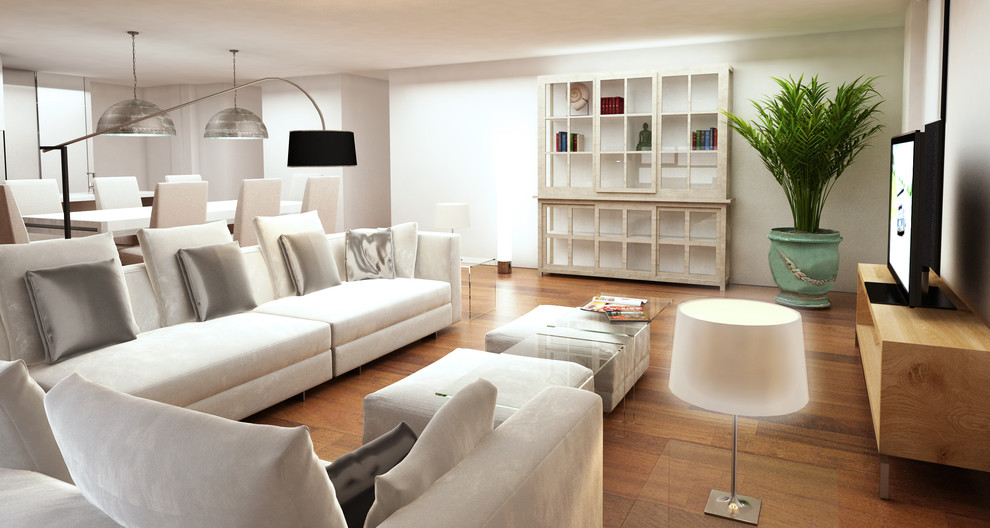 Modelo de salón abierto tradicional renovado grande con paredes blancas, suelo de madera en tonos medios, televisor independiente y suelo marrón