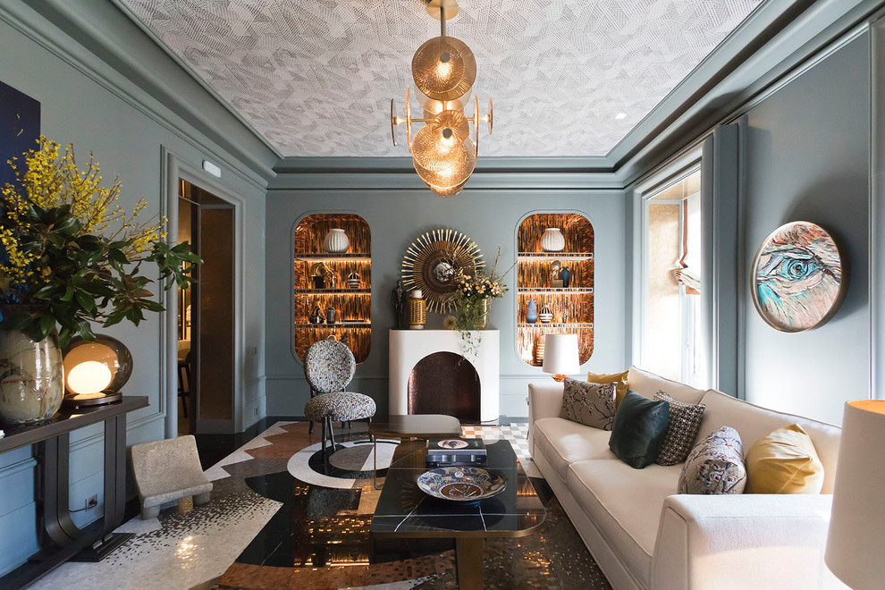 Источник вдохновения для домашнего уюта: изолированная гостиная комната в стиле фьюжн с серыми стенами, стандартным камином и разноцветным полом