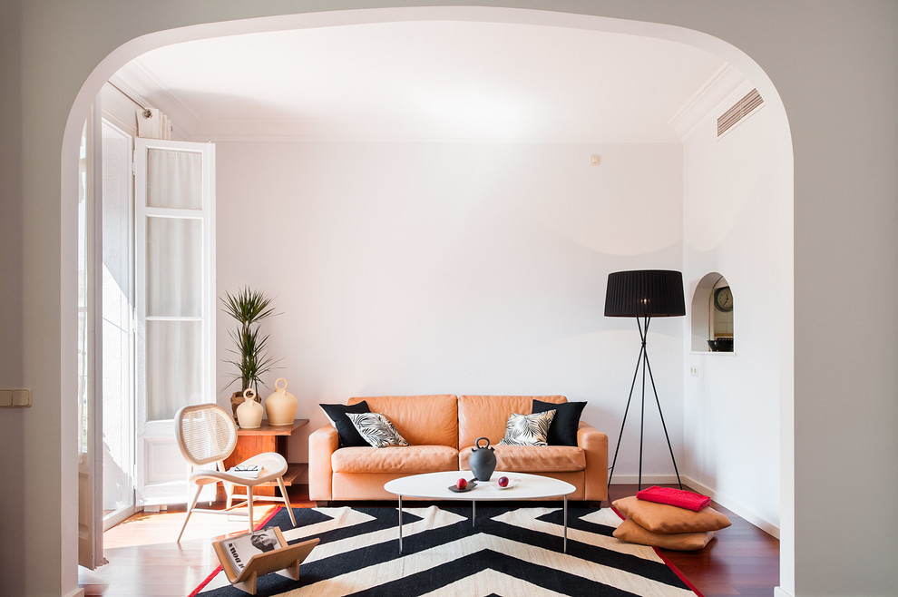 Mittelgroßes, Offenes, Repräsentatives, Fernseherloses Modernes Wohnzimmer ohne Kamin mit dunklem Holzboden und weißer Wandfarbe in Barcelona
