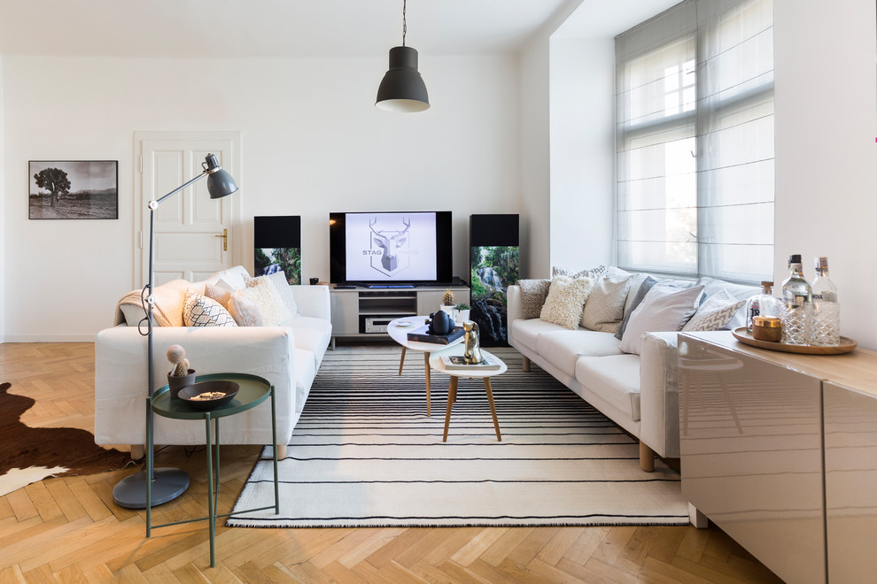 Foto de salón abierto escandinavo grande con paredes blancas y suelo de madera en tonos medios