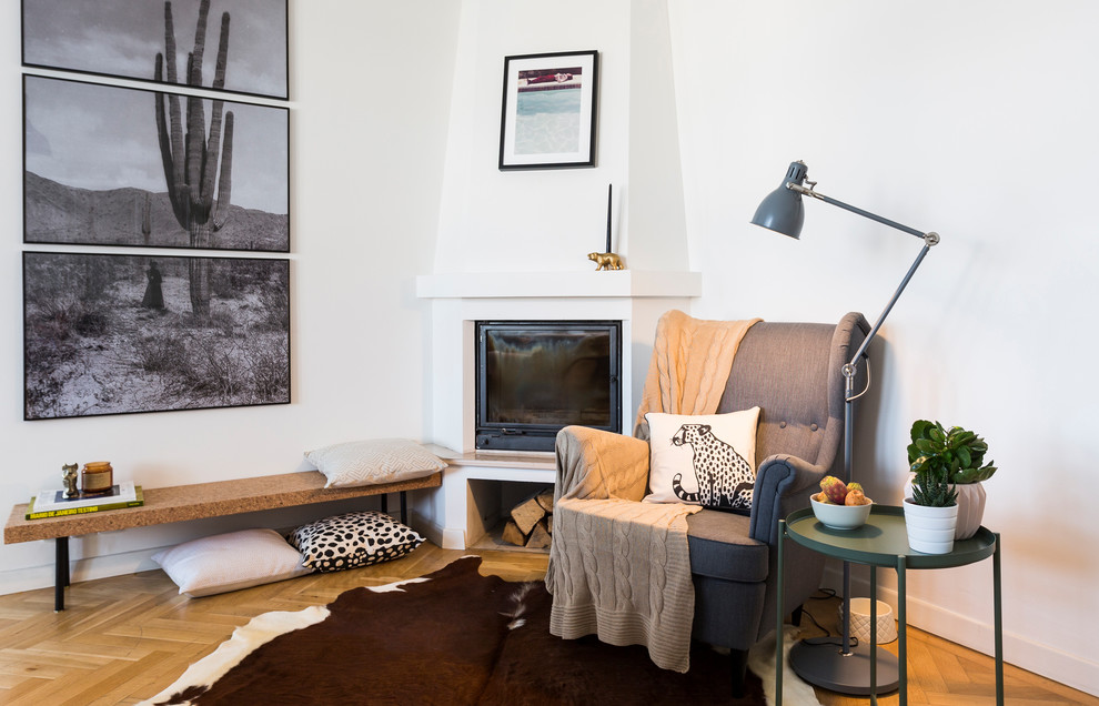 Diseño de salón abierto escandinavo grande con paredes blancas y suelo de madera en tonos medios