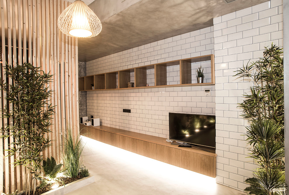 Kleines Industrial Wohnzimmer im Loft-Stil mit grauer Wandfarbe, grauem Boden und Betonboden in Barcelona