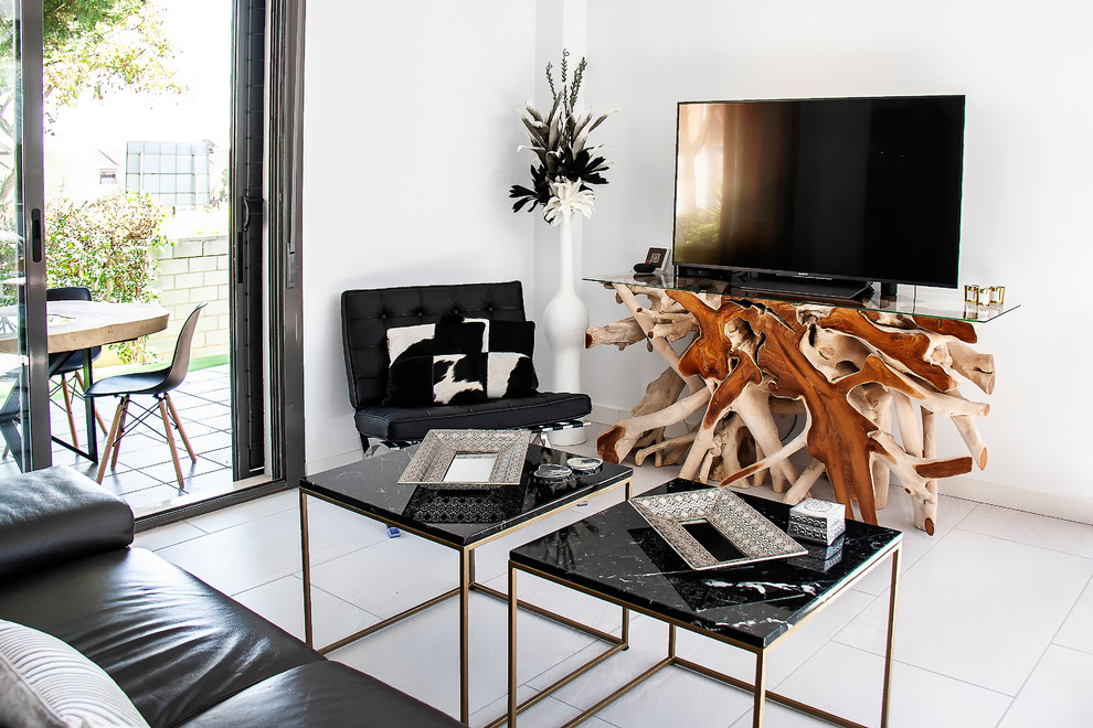 Offenes Eklektisches Wohnzimmer mit weißer Wandfarbe, Keramikboden, freistehendem TV und weißem Boden in Sevilla