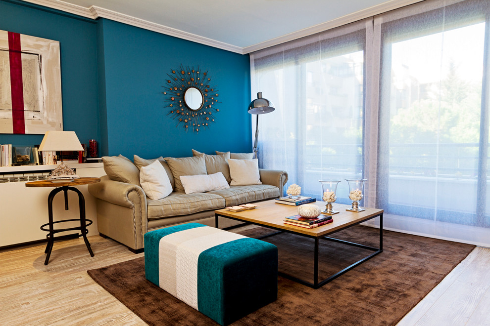 Foto di un soggiorno minimal di medie dimensioni e chiuso con sala formale, pareti blu, pavimento in legno massello medio, nessun camino e nessuna TV