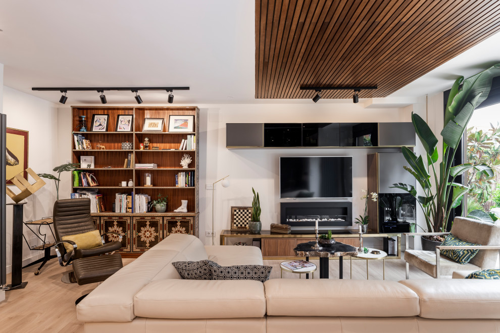 Idéer för ett modernt separat vardagsrum, med vita väggar, mellanmörkt trägolv, en bred öppen spis och brunt golv