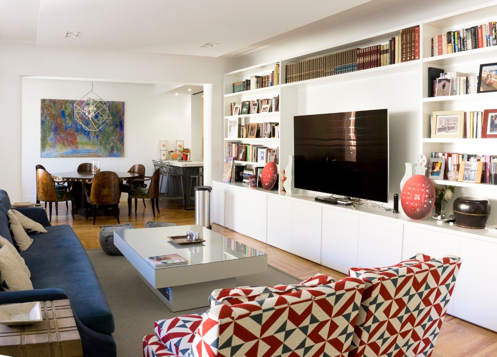 Esempio di un soggiorno boho chic di medie dimensioni e aperto con pareti bianche, pavimento in legno massello medio, TV autoportante e pavimento marrone