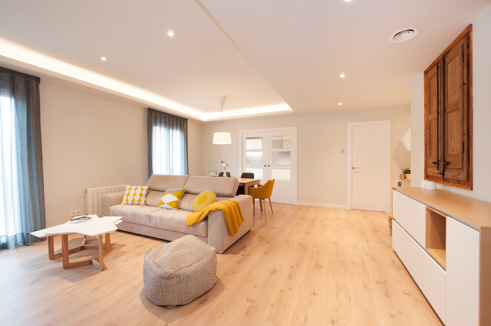 Ejemplo de salón abierto moderno grande con paredes blancas, suelo de madera en tonos medios, televisor independiente y suelo marrón