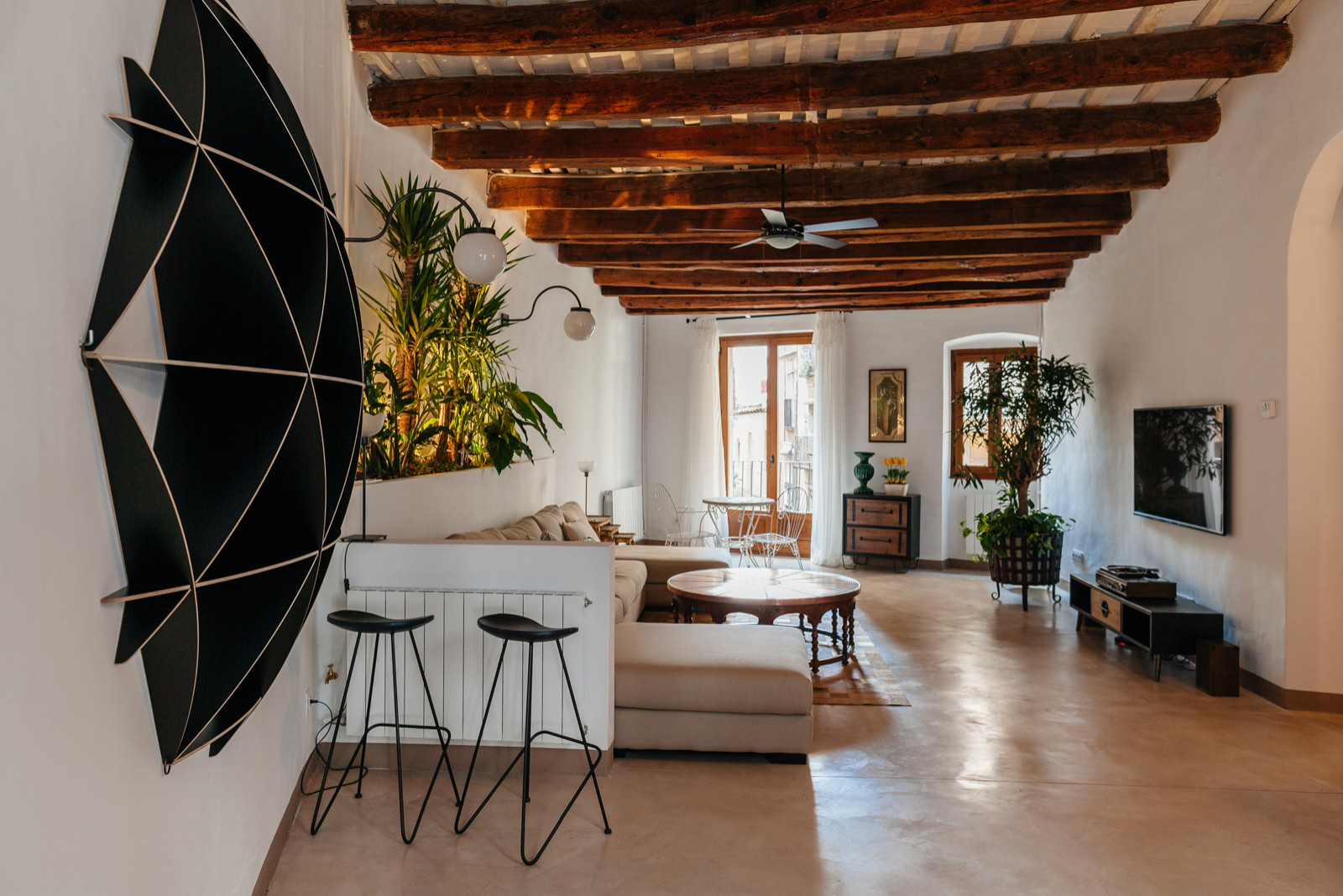 Salón rústico revestido en microcemento$ - Rustic - Living Room - Barcelona  - by FUTURCRET | Houzz