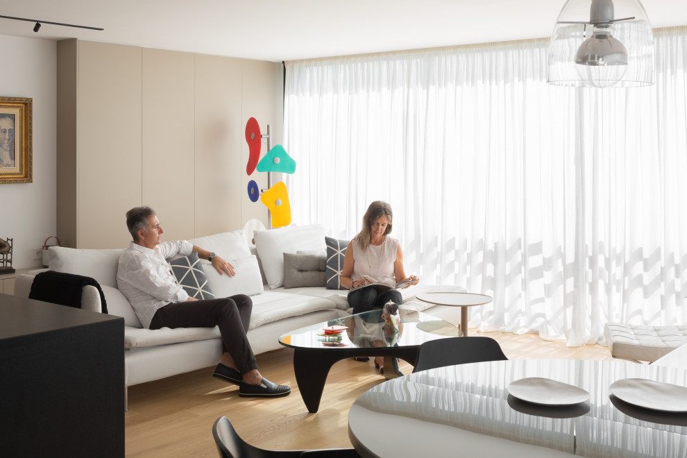 Ejemplo de salón contemporáneo de tamaño medio sin televisor con paredes blancas y suelo de madera en tonos medios