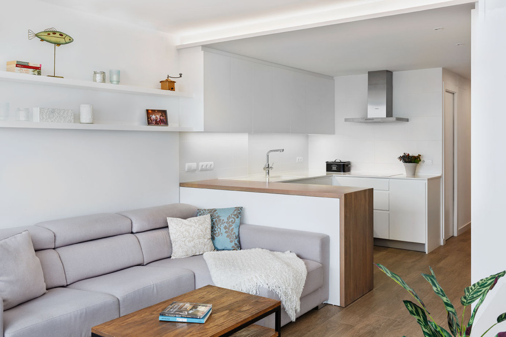 Mittelgroßes, Offenes Skandinavisches Wohnzimmer mit weißer Wandfarbe, Porzellan-Bodenfliesen, Multimediawand und braunem Boden in Alicante-Costa Blanca