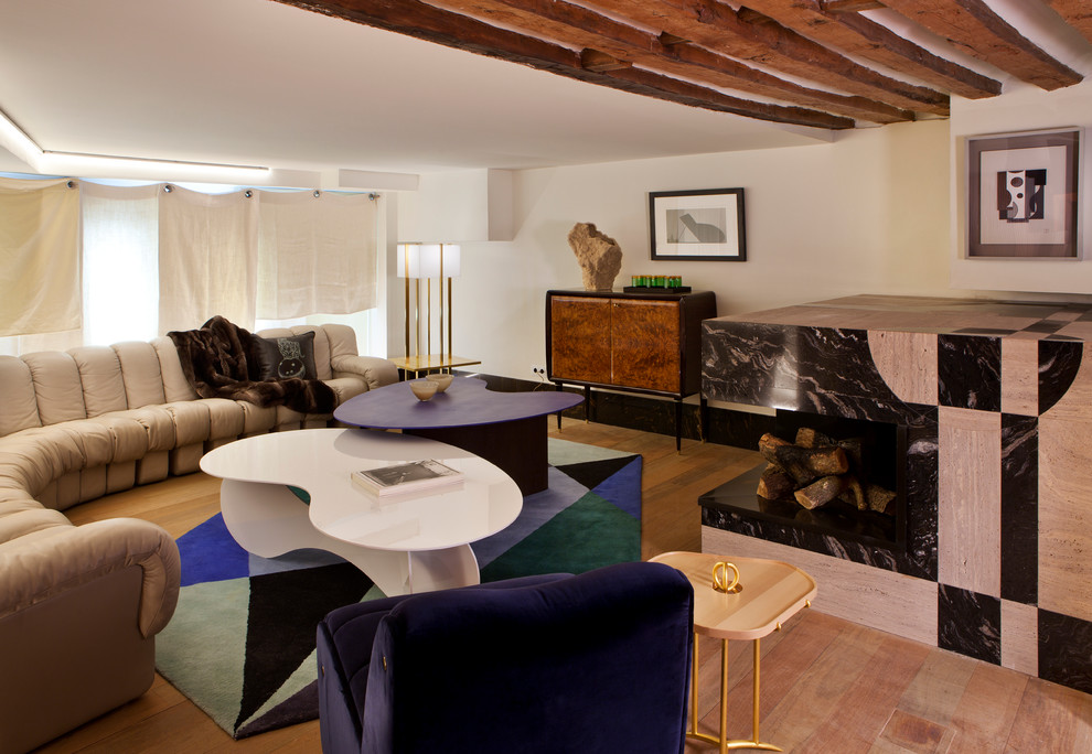 Идея дизайна: парадная, изолированная гостиная комната среднего размера в стиле фьюжн с белыми стенами и паркетным полом среднего тона без камина, телевизора