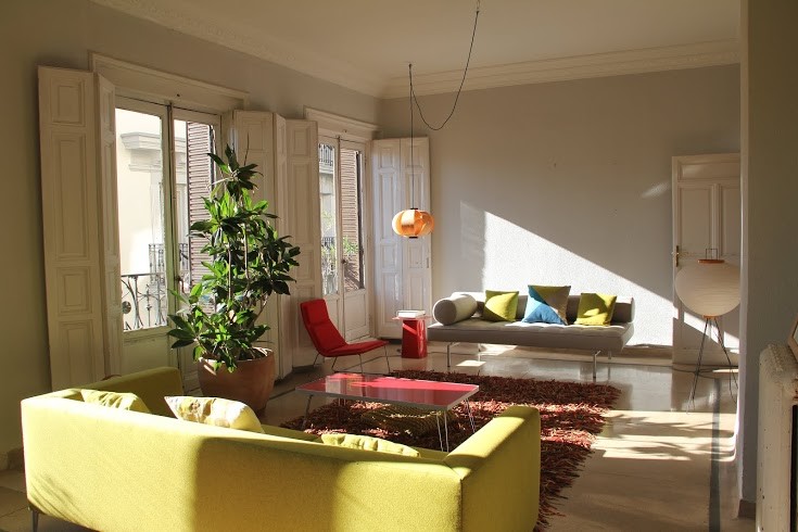 Источник вдохновения для домашнего уюта: парадная, изолированная гостиная комната среднего размера в скандинавском стиле с бежевыми стенами без телевизора