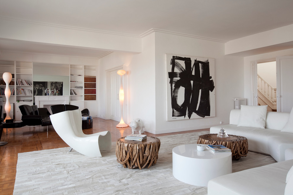 Ejemplo de salón para visitas abierto contemporáneo de tamaño medio sin chimenea y televisor con paredes blancas y suelo de madera en tonos medios