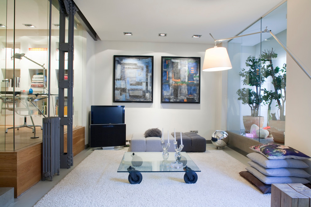 Foto de salón para visitas cerrado contemporáneo de tamaño medio sin chimenea con paredes blancas, moqueta y televisor independiente