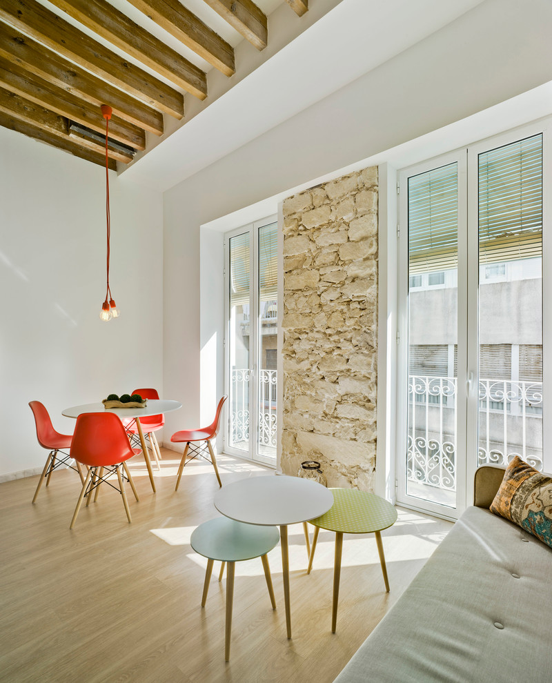 На фото: маленькая двухуровневая гостиная комната в средиземноморском стиле с музыкальной комнатой, белыми стенами, светлым паркетным полом и телевизором на стене для на участке и в саду с