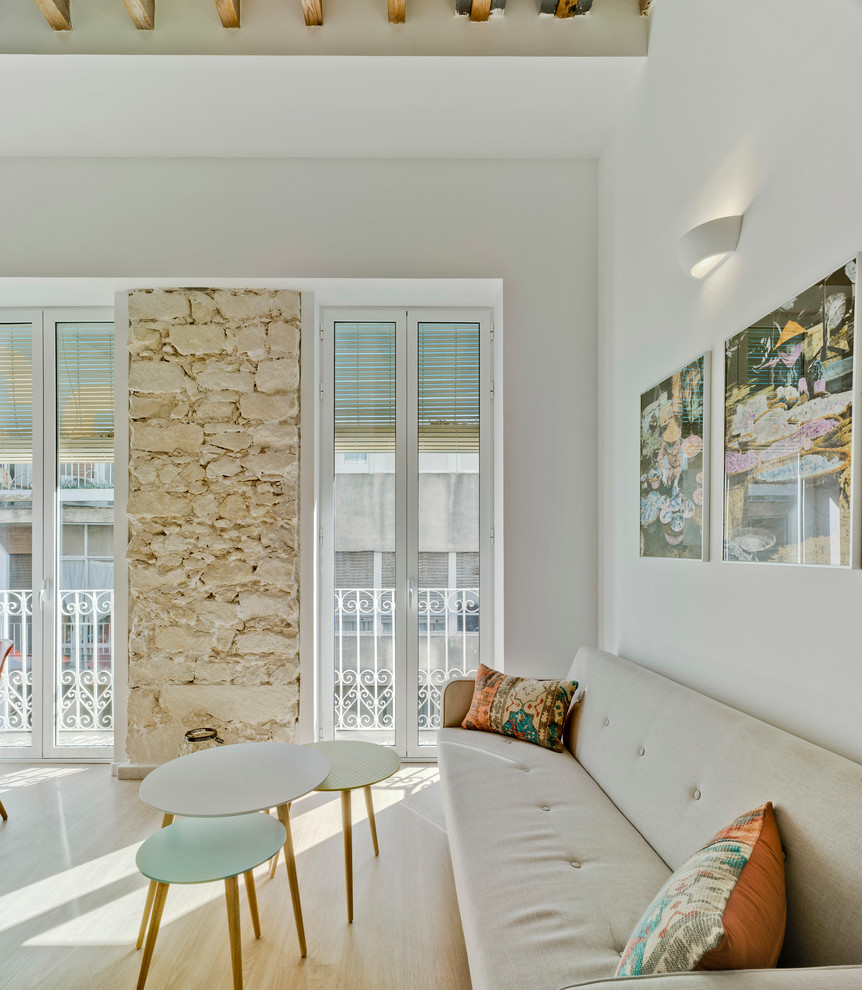 На фото: маленькая двухуровневая гостиная комната в средиземноморском стиле с музыкальной комнатой, белыми стенами, светлым паркетным полом и телевизором на стене для на участке и в саду