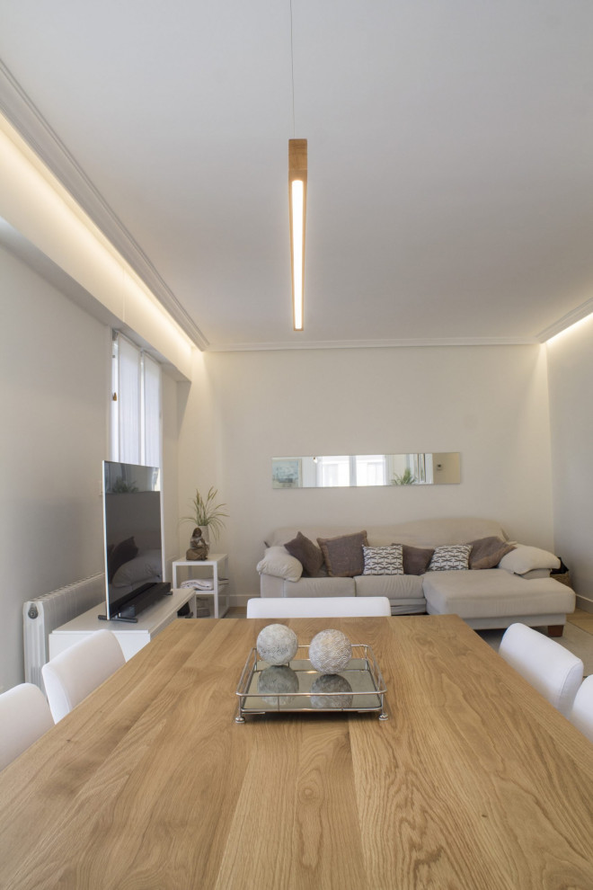 Idées déco pour un salon scandinave de taille moyenne et ouvert avec un mur blanc, parquet clair, un téléviseur indépendant et un sol marron.