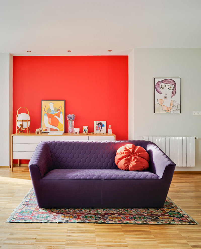 Идея дизайна: большая парадная, открытая гостиная комната в стиле фьюжн с светлым паркетным полом и красными стенами без камина, телевизора