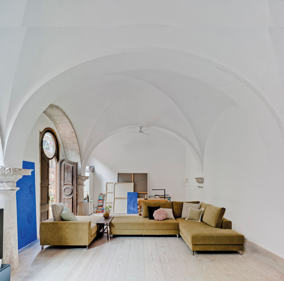 Foto de salón para visitas abierto contemporáneo grande sin chimenea y televisor con paredes blancas y suelo de madera clara