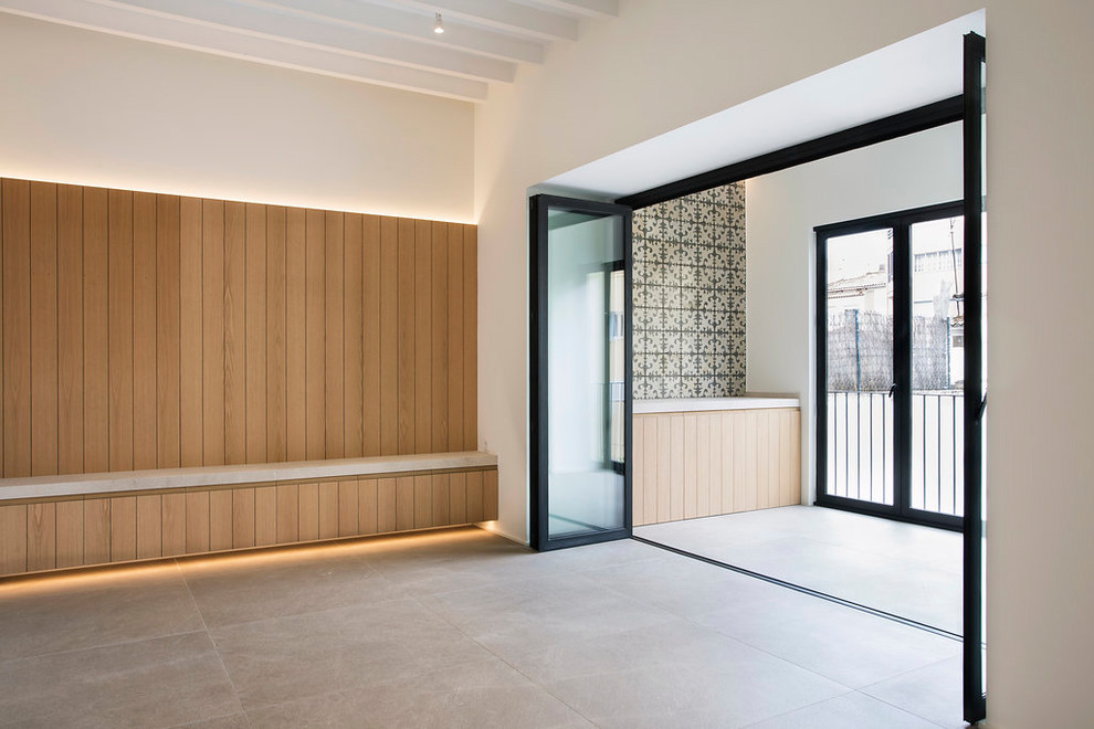 Diseño de salón abierto contemporáneo de tamaño medio con suelo de baldosas de cerámica y suelo marrón