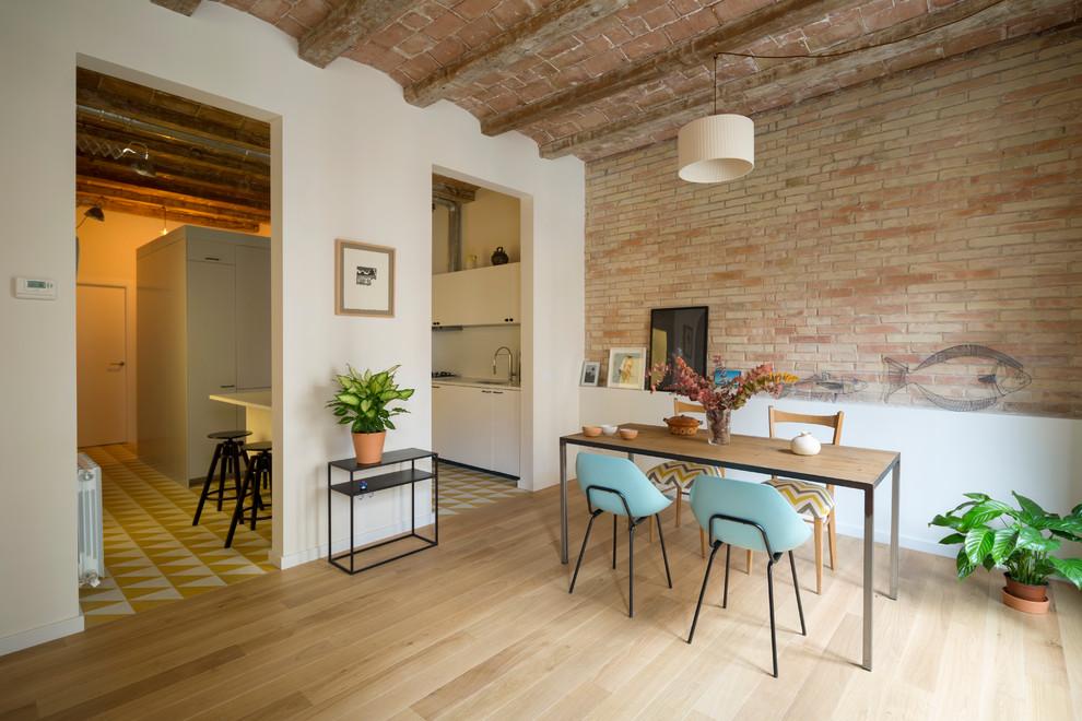 Mittelgroßes, Fernseherloses, Offenes Industrial Wohnzimmer ohne Kamin mit braunem Holzboden in Barcelona