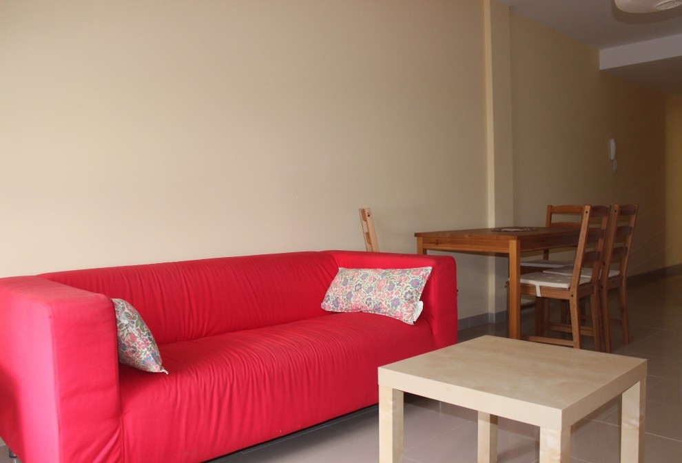 Immagine di un piccolo soggiorno chic aperto con sala formale, pareti gialle, pavimento con piastrelle in ceramica, nessun camino e nessuna TV