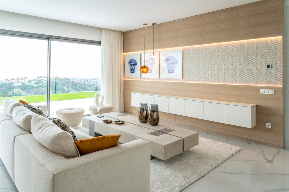 Fernseherloses Modernes Wohnzimmer mit brauner Wandfarbe und weißem Boden in Sonstige