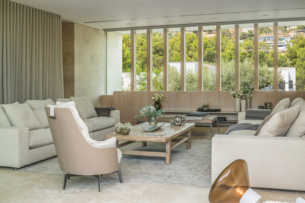 Offenes Modernes Wohnzimmer mit beiger Wandfarbe und beigem Boden in Palma de Mallorca