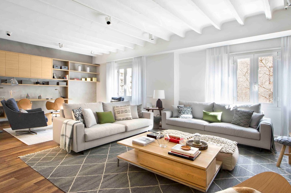 Foto di un grande soggiorno contemporaneo aperto con sala formale, pareti bianche, pavimento in legno massello medio e nessun camino