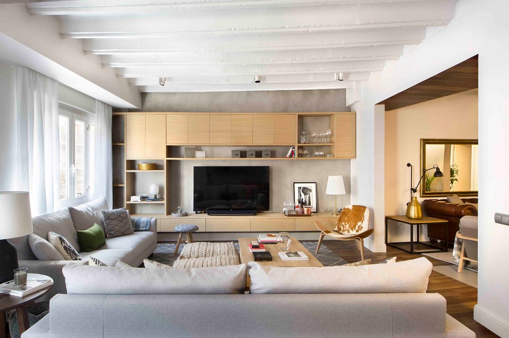Aménagement d'un grand salon contemporain ouvert avec une salle de réception, un mur blanc, un sol en bois brun et aucune cheminée.