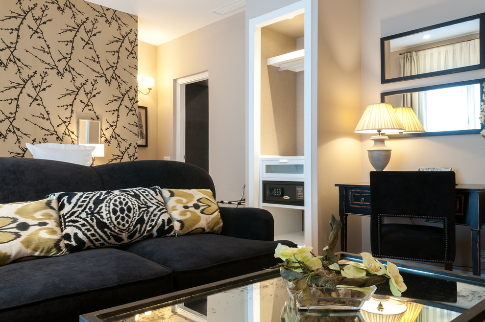 Imagen de salón abierto actual con paredes beige, suelo de baldosas de cerámica y televisor colgado en la pared