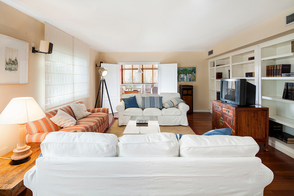 Minimalistisk inredning av ett mellanstort separat vardagsrum, med ett finrum, beige väggar, mörkt trägolv och en fristående TV