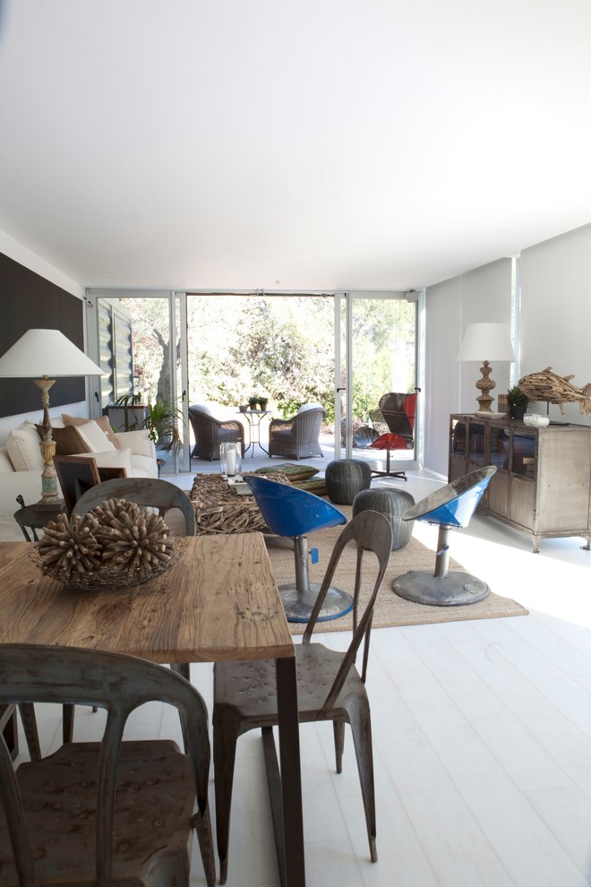 Imagen de salón para visitas abierto clásico renovado de tamaño medio sin chimenea y televisor con paredes blancas y suelo de madera pintada