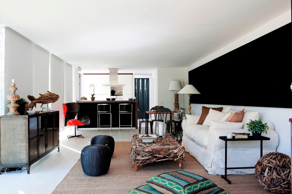 Mittelgroßes, Fernseherloses, Offenes, Repräsentatives Modernes Wohnzimmer ohne Kamin mit weißer Wandfarbe und gebeiztem Holzboden in Madrid
