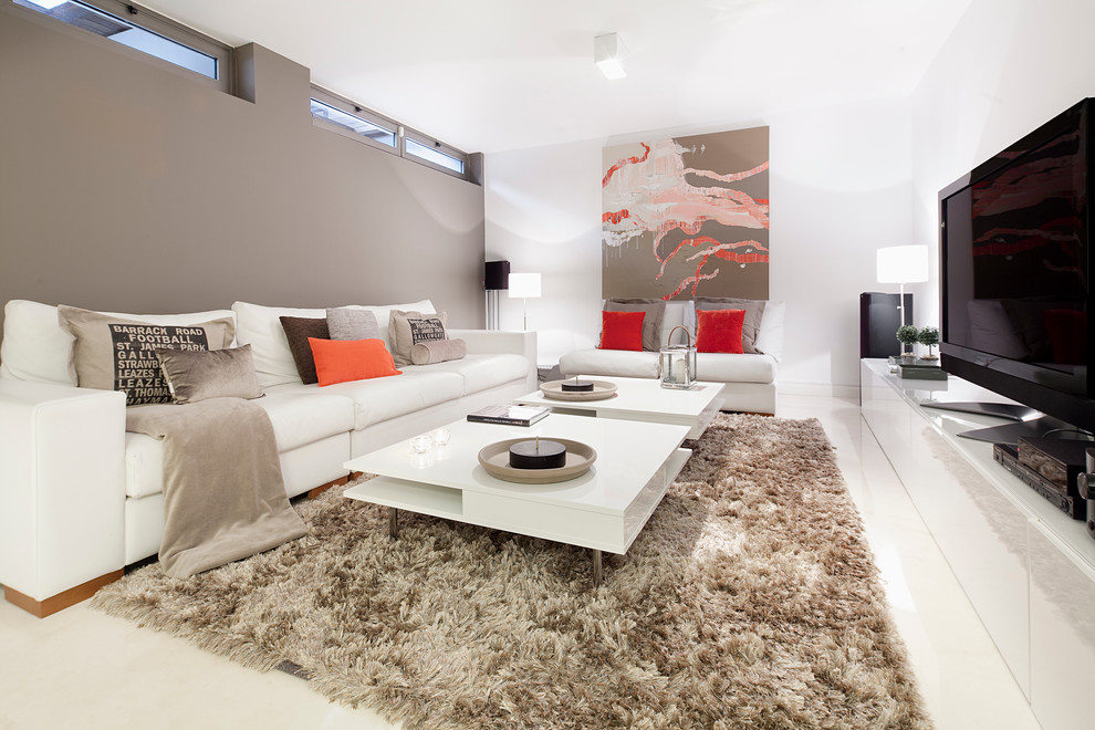 Imagen de salón para visitas cerrado contemporáneo de tamaño medio sin chimenea con paredes multicolor y pared multimedia
