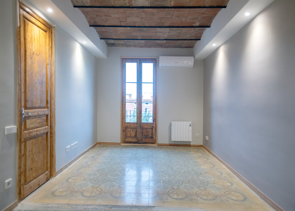 Foto de salón abierto tradicional renovado de tamaño medio sin chimenea con paredes grises