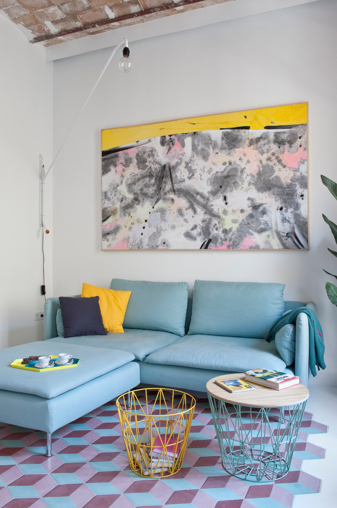 Mittelgroßes, Repräsentatives, Fernseherloses, Abgetrenntes Nordisches Wohnzimmer ohne Kamin mit weißer Wandfarbe in Barcelona