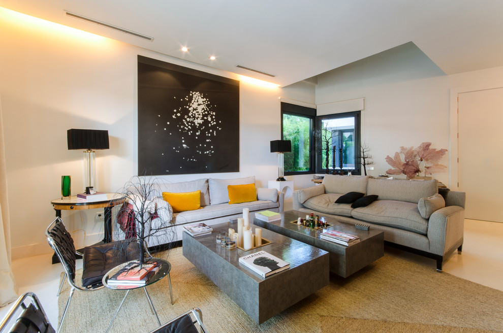 Идея дизайна: парадная, открытая гостиная комната среднего размера в современном стиле с белыми стенами без камина, телевизора