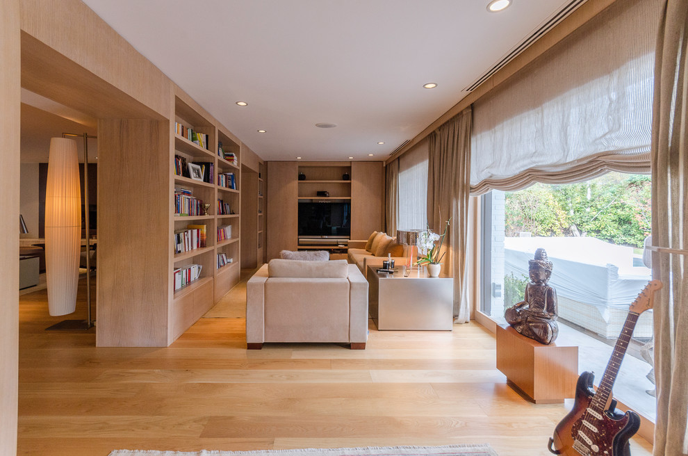 Example of a transitional living room design in Madrid