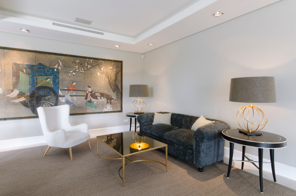 Идея дизайна: большая парадная, изолированная гостиная комната в стиле неоклассика (современная классика) с серыми стенами и ковровым покрытием без камина, телевизора